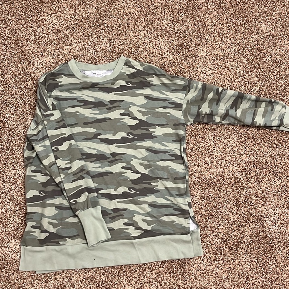 Caslon size S camo lighter weight sweatshirt with small slit on both sides